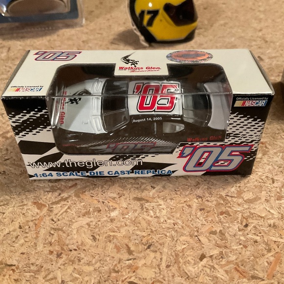 Nascar lot 2 1:64 die cast cars and 2 collectible helmets - Picture 3 of 5